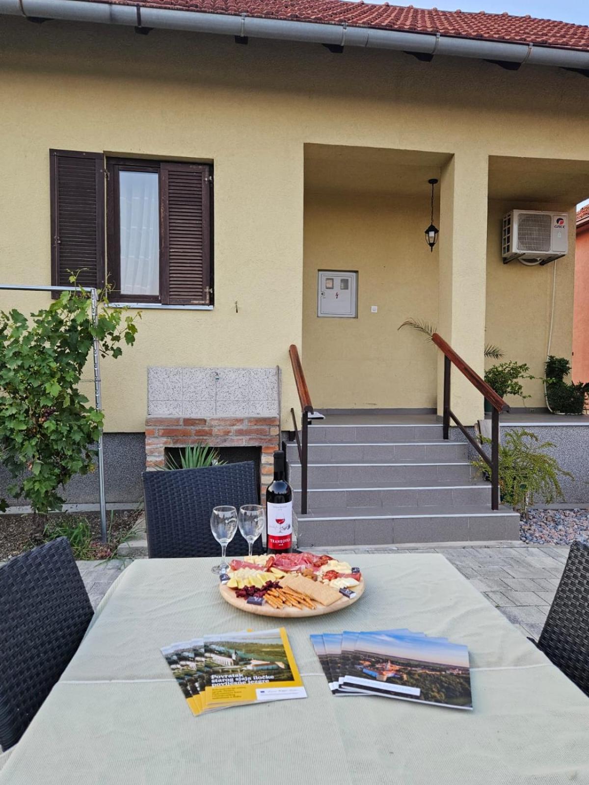 Studio Apartman Dora Ilok Exterior photo